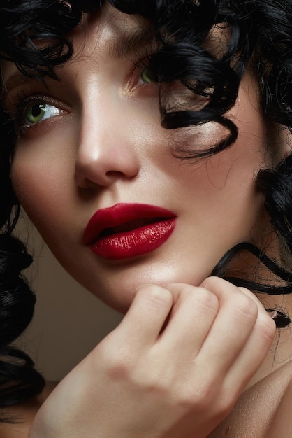 Beauté Femme Française Avec Maquillage Lèvres Rouges Et Boucles Noires