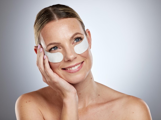 Beauté de la femme et masque pour les yeux soins de la peau pour les cosmétiques maquillage produit facial pour l'hydratation de la peau sur fond de studio gris