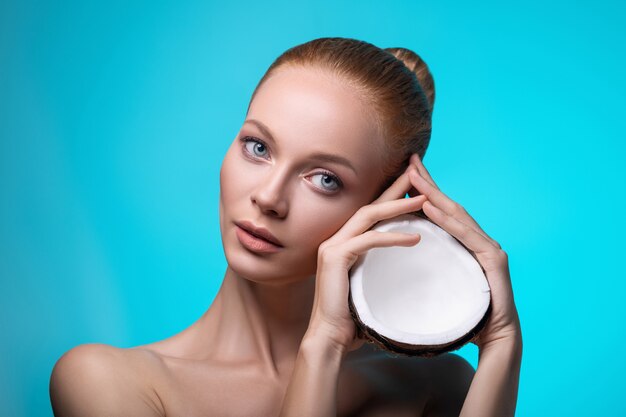 Beauté femme avec noix de coco dans ses mains. Soin de la peau.