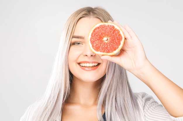 Beauté femme avec pamplemousse agrumes orange avec un corps de peau saine