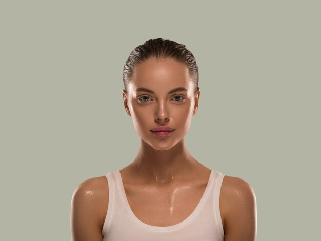 Beauté femme peau saine maquillage naturel peau fraîche propre concept cosmétique couleur fond vert