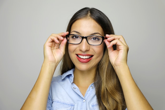 Beauté femme portant des lunettes posant