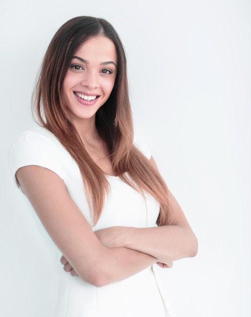 Beauté femme portrait d'adolescente belle gaie appréciant avec de longs cheveux bruns et une peau propre isolé sur fond blanc