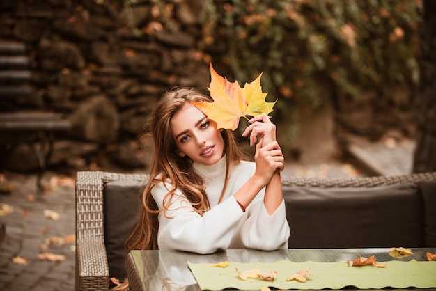 Beauté femme profiter de la chute des feuilles d'automne et du concept de personnes temps chaud et ensoleillé