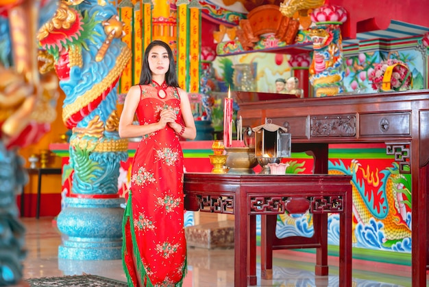 Beauté Femme Et Tenir Les Sacs Dans Le Nouvel An Chinois