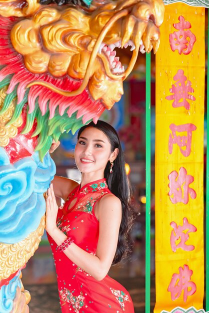 Beauté femme et tenir les sacs dans le nouvel an chinois