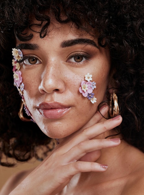 Beauté de la femme et visage dans les cosmétiques de maquillage des beaux-arts ou décor de fleurs faciales pour la conception de profil ou de soins de la peau