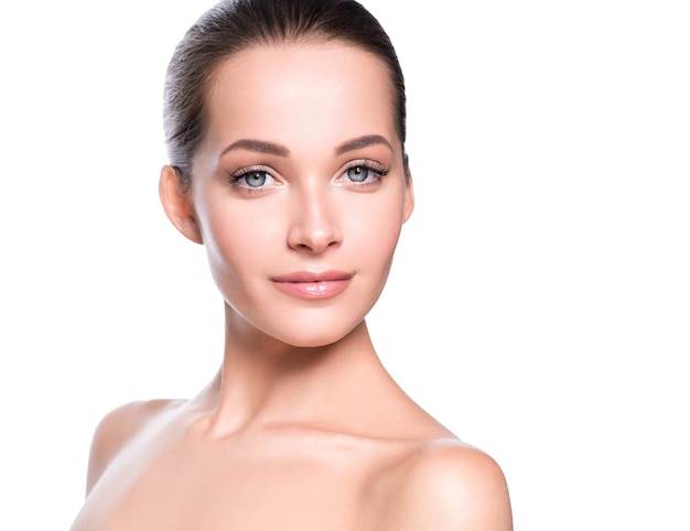 Beauté femme visage peau saine maquillage naturel beau jeune modèle. Prise de vue en studio.