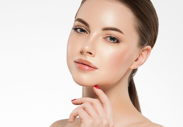 Beauté femme visage profil propre peau saine maquillage naturel isolé sur blanc