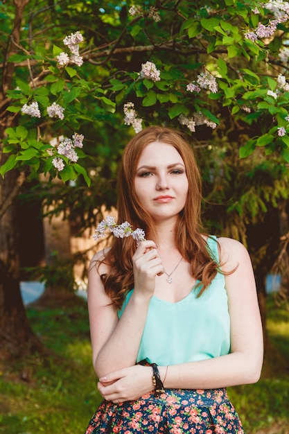 Beauté fille dehors profiter de la nature