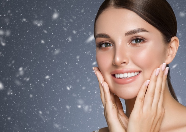 Beauté d'hiver femme dents saines sourire sain belle peau modèle visage soins de la peau femme heureuse