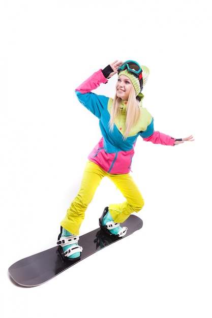 Beauté jeune femme en combinaison de ski et lunettes de ski ride snowboard