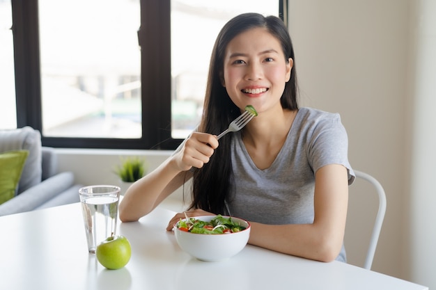 Beauté jeune femme mangeant une salade