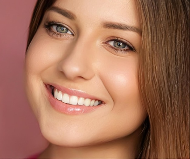 Beauté maquillage et soins de la peau cosmétiques modèle visage portrait sur fond rose femme souriante avec maquillage naturel dents saines parfaites soins dentaires