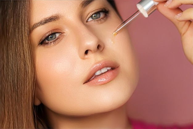 Beauté maquillage et soins de la peau modèle de cosmétiques visage portrait femme appliquant un produit cosmétique de soin de la peau avec pipette compte-gouttes soins du visage de luxe