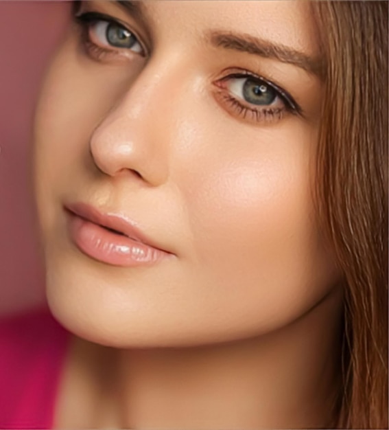 Beauté maquillage et soins de la peau modèle visage portrait sur fond rose belle femme avec nat