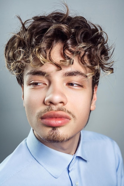 Beauté de mode coiffure homme sur fond gris