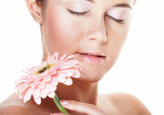 Beauté et mode concept jeune belle femme avec de grandes fleurs roses