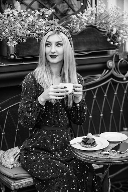 Beauté et mode Des détails exquis rendent la tenue parfaite Tenue parfaite pour une réunion au café Jolie fille se détendre dans un café de rue Loisirs en France Tenue pour le style de vie urbain Concept de féminité