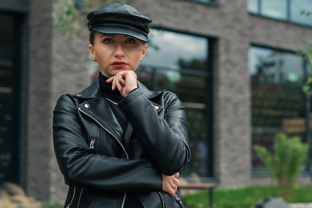 La beauté à la mode jeune femme modèle élégante avec des lunettes de soleil de mode dans une robe verte avec du cuir