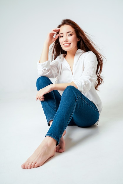 Beauté mode portrait de sourire sensuel jeune femme asiatique