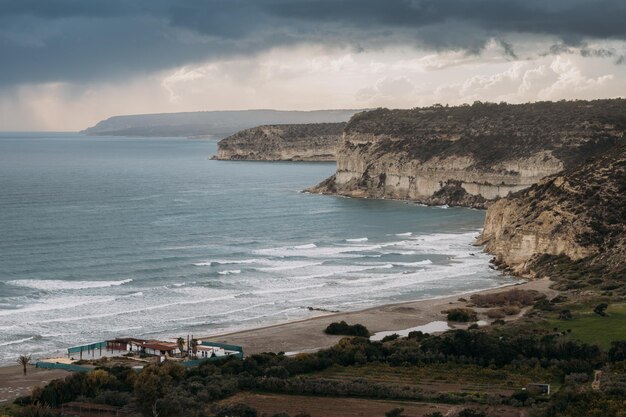 La beauté de la nature côtière de Chypre exposée sur le rivage