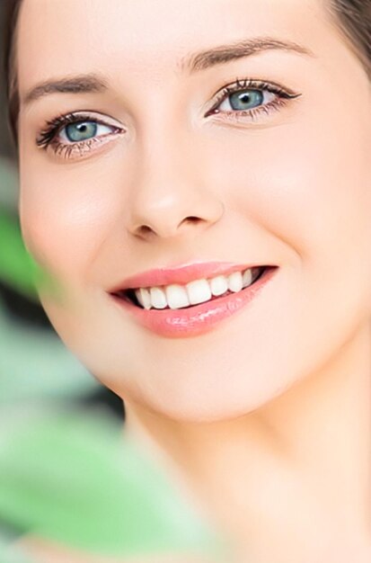 Beauté naturelle dents blanches parfaites et sourire sain belle femme dans la nature pour les cosmétiques de soins de la peau et les soins dentaires