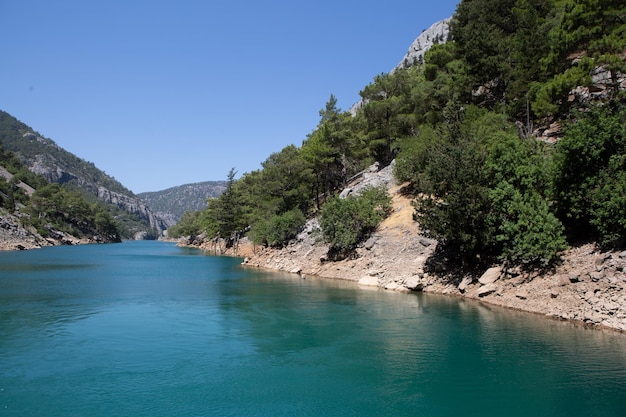 Beauté naturelle des montagnes de Turquie pins verts lac turquoise et paysage de montagne