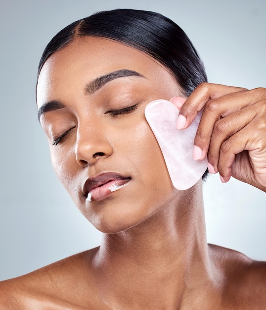 La beauté ne se sculpte pas. Photo recadrée d'une jolie jeune femme posant en studio sur fond gris.