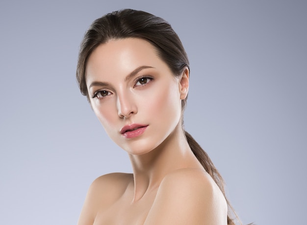 Beauté peau femme visage concept cosmétique cheveux sains et maquillage naturel. Prise de vue en studio.