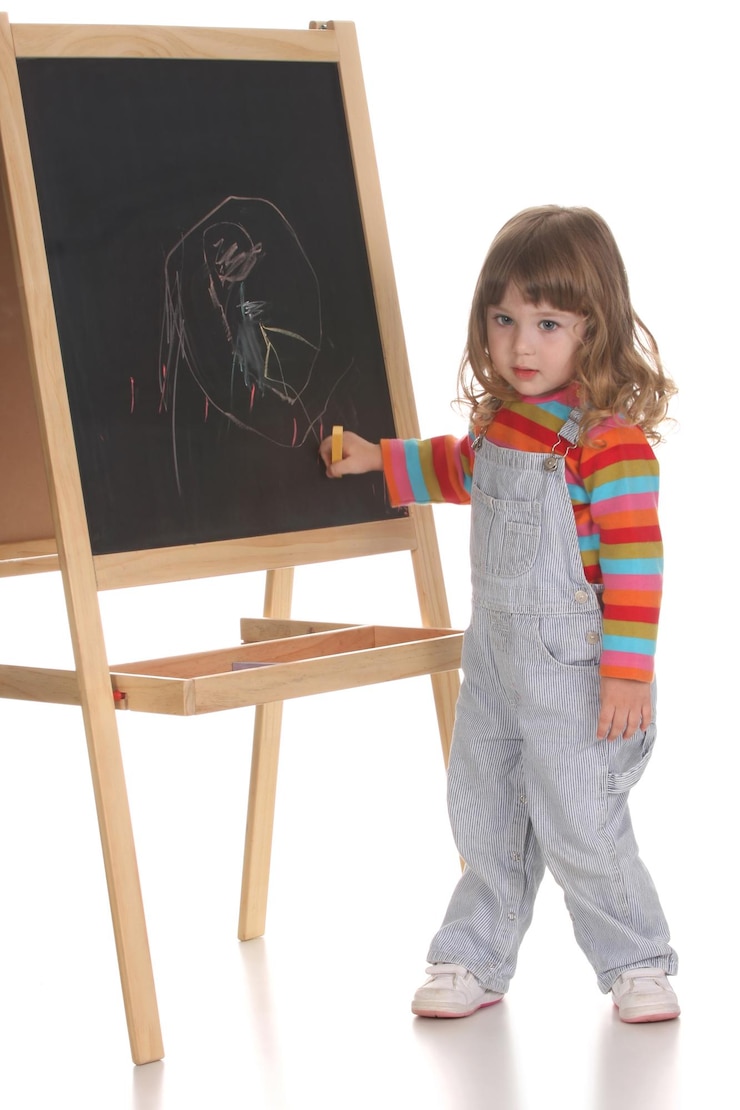 Photo beauté une petite fille écrivant