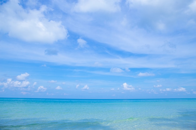 La beauté de la plage d&#39;été et la mer claire sur le ciel lumineux.