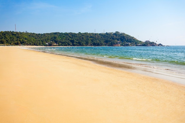 Beauté plage solitaire avec du sable jaune à Goa, Inde