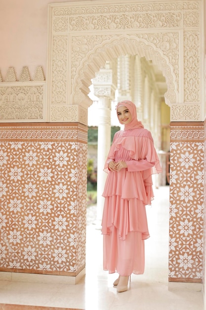 Beauté de la robe de mariée malaise ou indonésienne ou concept eidul fitri Une femme musulmane posant à la mosquée