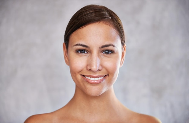 Beauté rougeoyante Un portrait isolé d'une belle jeune femme souriante