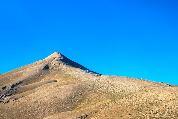 Une beauté scénique, scène de paysage, vue sur la colline et la montagne avec un ciel bleu. Photo de haute qualité.