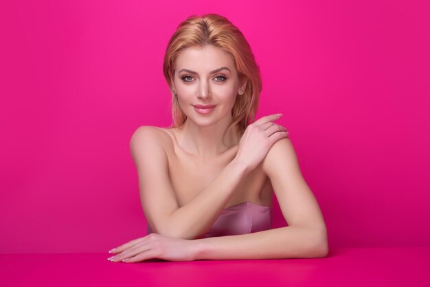 Photo la beauté sensuelle de la jeune femme dans le studio portrait de la belle fille le visage de la jolie fille sur isolé