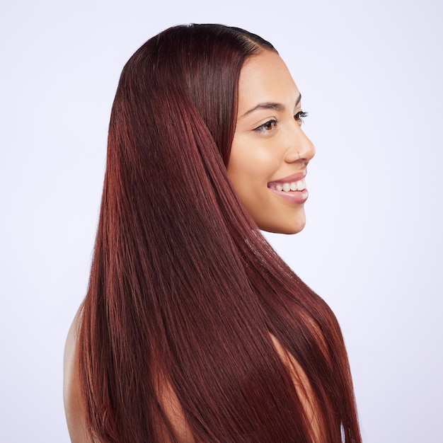 Beauté des soins capillaires et profil d'une femme heureuse avec un traitement de salon de luxe coiffure saine et couleur sur fond blanc Coupe de cheveux et modèle brésilien avec sourire sur le visage en toile de fond de studio