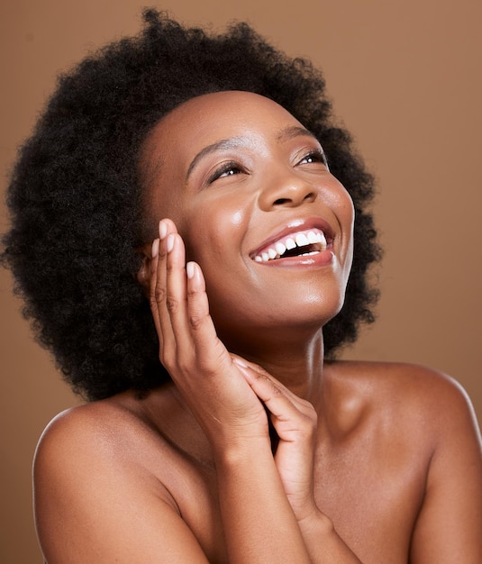 Beauté Soins De La Peau Soins Personnels Et Visage D'une Femme Noire Heureuse Avec La Routine De Soins De Santé Spa Bien-être Et Cosmétiques Naturels Salon De Soins Capillaires Afro éclat De La Peau Et Esthétique Modèle Africain Avec Maquillage Facial