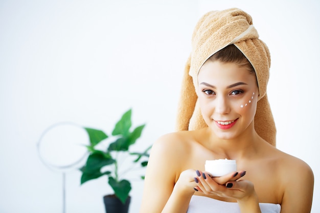 Beauté et soins, portrait de jeune fille avec une serviette sur la tête