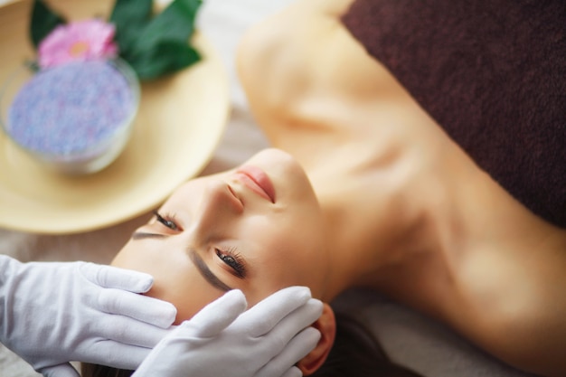 Beauté et soins. Salon Spa. Fille avec une serviette sur la tête