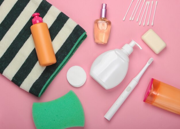 Beauté, soins de santé, produits de bain et accessoires sur un rose