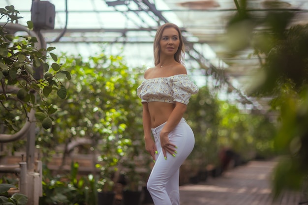 Beauté souriante dans le jardin en regardant la caméra