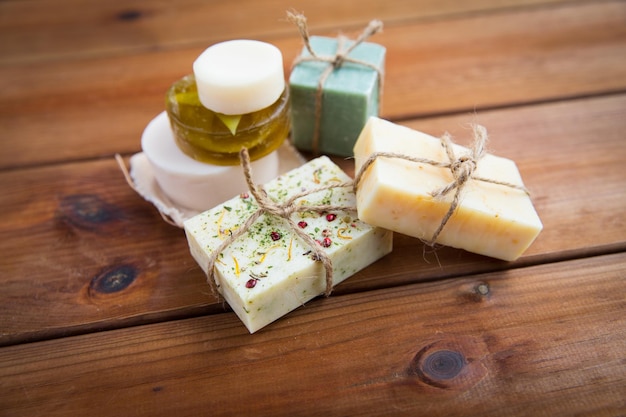 beauté, spa, soins du corps, bain et concept de cosmétiques naturels - gros plan de barres de savon faites à la main sur une table en bois