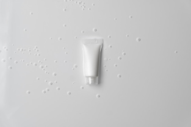 Beauté spa soins de la peau médicaux et produit d'emballage de crème de bouteille de lotion cosmétique sur fond d'eau blanche avec bulles d'air. Sérum de médecine pour le visage au collagène anti-âge, nettoyant