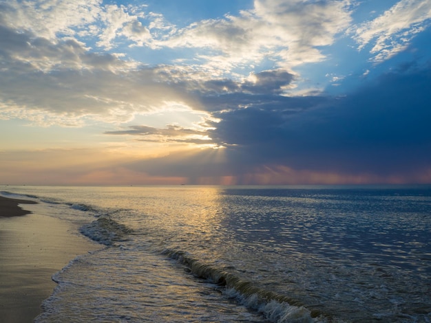 La beauté des vagues du lever du soleil