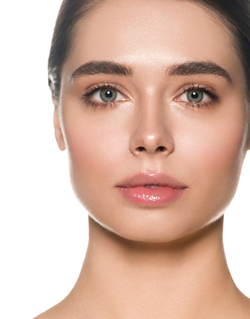 Beauté visage femme bouchent peau saine et propre beaux yeux verts. Isolé sur blanc.