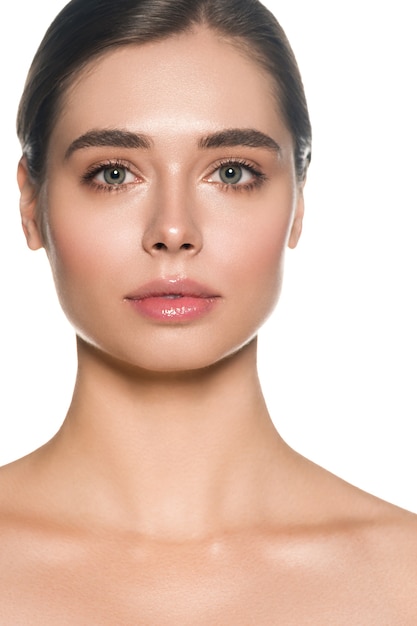 Beauté visage femme bouchent peau saine et propre beaux yeux verts. Isolé sur blanc.