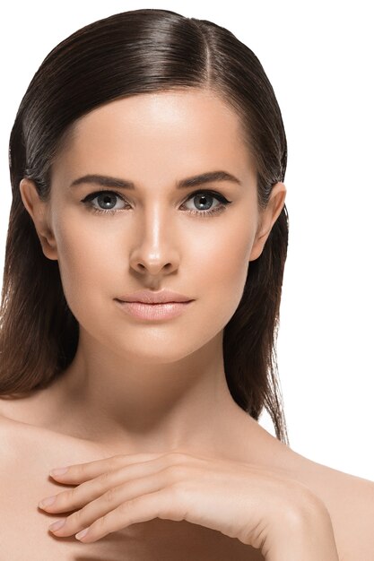 Beauté visage femme peau saine concept de spa cosmétique beau modèle féminin concept de soins de la peau saine portrait avec la main