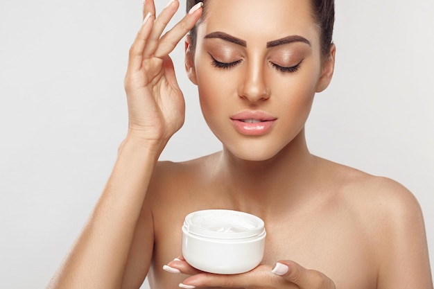 Beauté Visage Soins Du Corps Soins De La Peau Beauté Concept Femme Application De Crème Cosmétique.